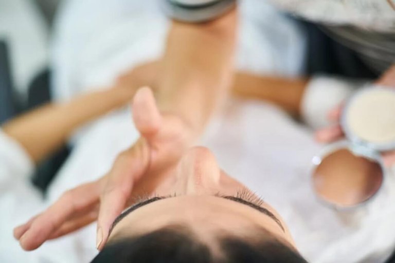 Uleiuri de masaj aromaterapie pe fundal natural, folosite pentru relaxare și îngrijirea pielii.